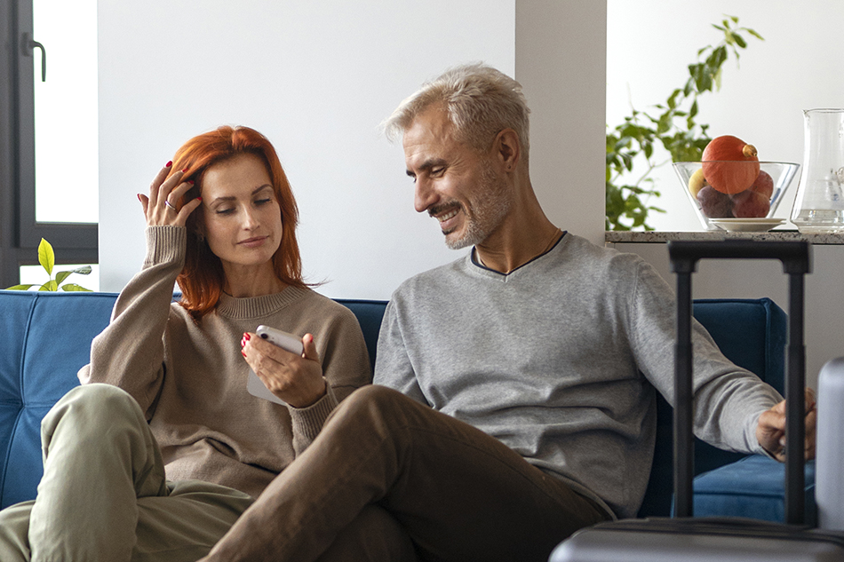 Ospiti compilano un chec-in online comodamente da casa prima dell'arrivo in struttura