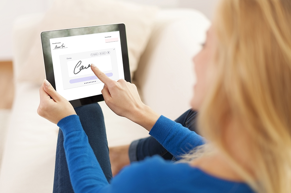 Donna appone firma con il dito sul tablet