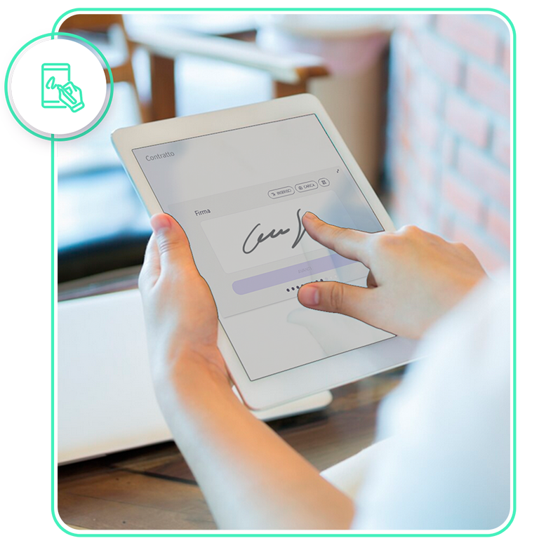 foto di una persona che firma con il dito sul tablet