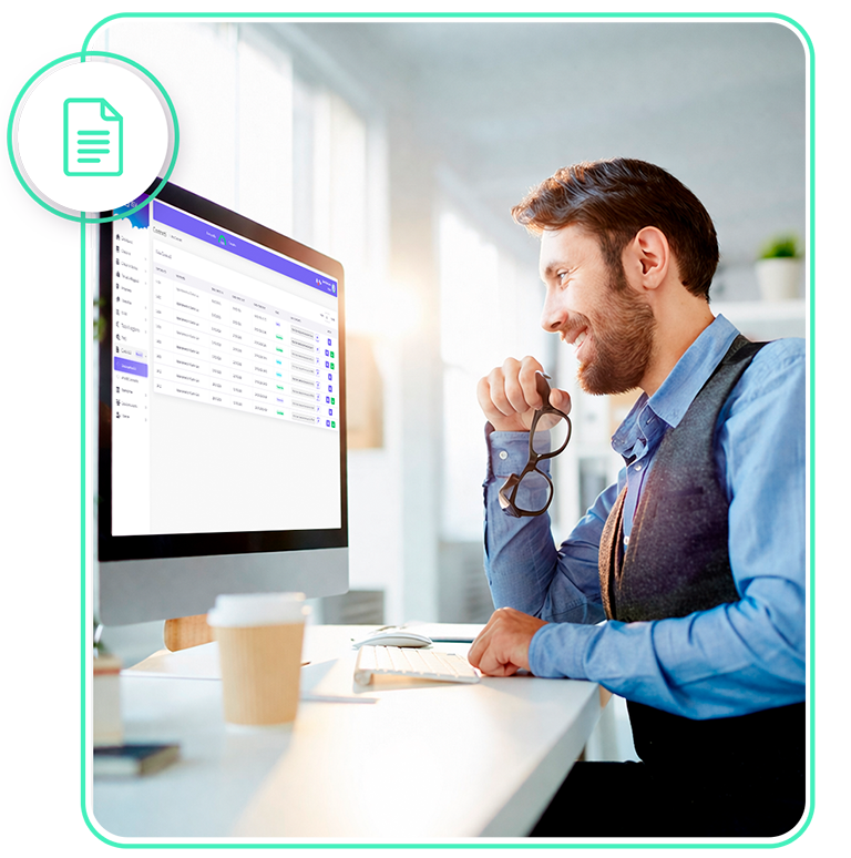 Persona lavora al Pc seduto alla scrivania