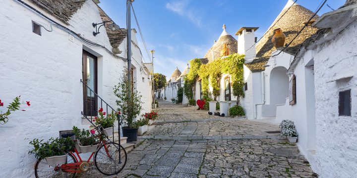 Vicolo in un paese tipico della Puglia con i trulli