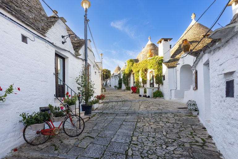 Vicolo in un paese tipico della Puglia con i trulli