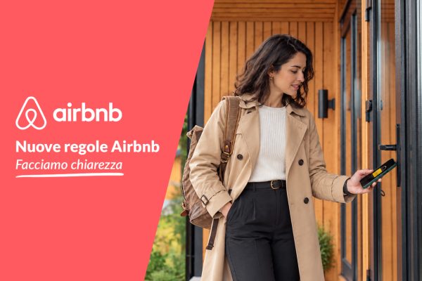 Immagine rappresenta una scena di apertura con smartphone della serratura di un alloggio e il logo di Airbnb